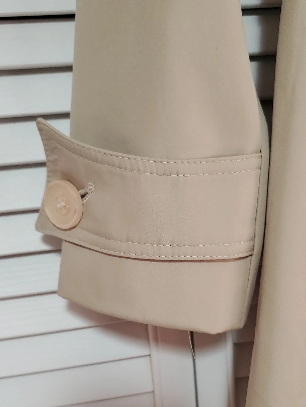 Women's Modern Style Belted Trench Coat. Size M